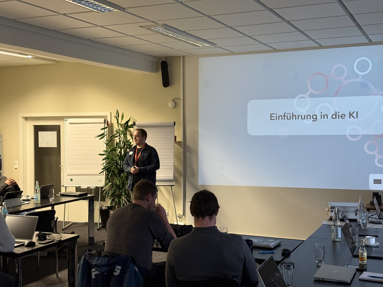 Christopher Otto, KI.SH, eröffnet den Use-Case-Workshop bei der FFG GmbH mit einer Einführung in die KI.